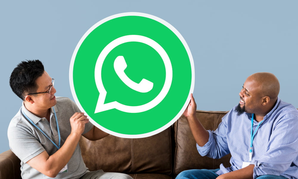 Como aumentar as conversões usando vendas no Whatsapp? 4 men showing whatsapp messenger icon