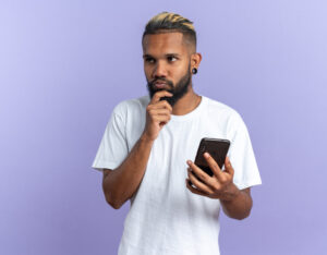 Handicap Asiático nas Apostas de Futebol: Guia Completo 2 homem com celular